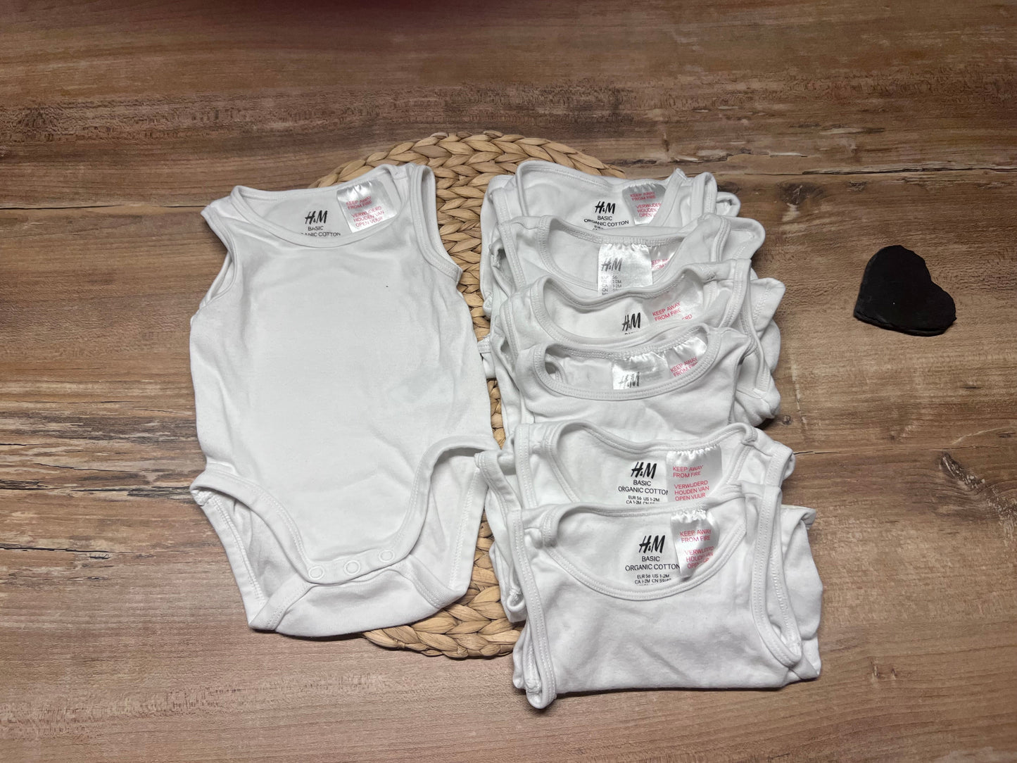 7 weiße Bodys